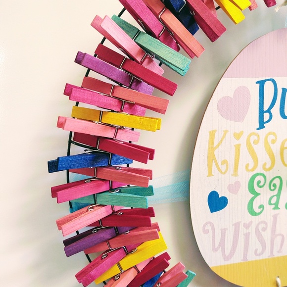HANDCRAFTED EASTER CLOTHESPIN WREATH BUNNY KISSES EASTER WISHES PAINTED SIGN 19" - Picture 4 of 8